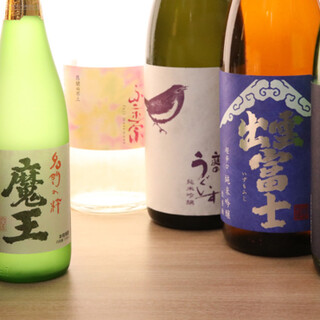 全国各地より厳選した月替りの日本酒が揃う！充実した定番酒も有