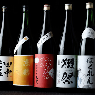 Enjoy to your heart's content the seasonal local sake that changes daily.