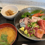 マルカツ - 本日の¥1,000のお刺身定食　真鯛、甘エビ、活ブリ、真イワシ、カツオ、アジ、サバ酢〆、マグロ。今日もモリモリ！