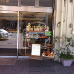 ベルグフェルド 鎌倉本店 - コチラはパンやケーキなどを購入する店舗。ちなみにこちらで購入したパンは隣のカフェでイートイン出来ます♪