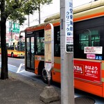 POURQUOI - 道の反対側の「東町バス停」にも、丁度、藤沢駅行のバスが停車していました。