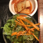 Rakuemmamanodaidokoro - サラダとカクテキ