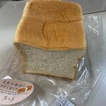 乃が美 はなれ - 料理写真:創業乃が美１斤サイズ、たまごを一切使って無い生食パンです。

食パンは口の中でとろける様な食感なんで焼いて食べるよりむしろそのままちぎって食べた方が甘みが感じられて美味いですよ。

