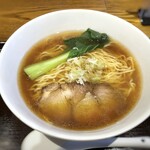 しのわ - ＊上から。小量のお葱、チャーシュー2枚、茹でた青梗菜などが盛られています。