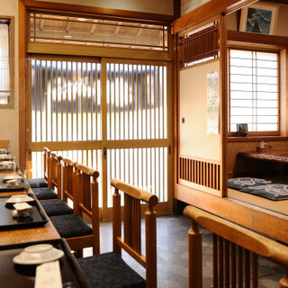 悠闲地品尝手握寿司和美酒，舒适的日式空间