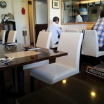 トラットリア ナティーボ - テーブル配置がゆったりで居心地◎