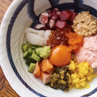 こだわりの食材が盛りだくさん！イチオシは＜でんごのバクダン＞