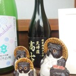 てんぷら 高七 - ショーケースに日本酒も飾られています。