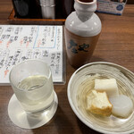 庄や - 日本酒大徳利〔常温〕、突き出し