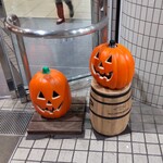 POURQUOI - 「ルミネ藤沢」にはハロウィーンの飾り付けや看板が立てられています。