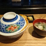 とんかつ めし処 長屋 - 蓋付きの丼で提供されます