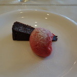 BISTRO L'Assiette - 味の濃いフランボワーズのシャーベットとガトーショコラ