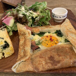 軽井沢ベランダ - ベーコン＋卵＋3種のチーズのガレットにサラダ、キッシュに見えたがパウンドケーキ風スイーツ