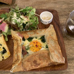 軽井沢ベランダ - ベーコン＋卵＋3種のチーズのガレットとフレンチプラスコーヒー