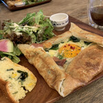 軽井沢ベランダ - ベーコン＋卵＋3種のチーズのガレットにサラダ、キッシュに見えたがパウンドケーキ風スイーツ