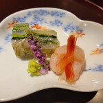 Nakamoto - お造りは、天然の甘海老、ひらめの昆布〆で水菜を挟んだひらめの博多造り