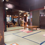 白水園 - 合掌造りの店内