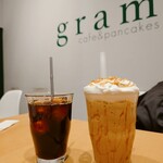 カフェ＆パンケーキ gram - アイスコーヒーとグラスムプレッド