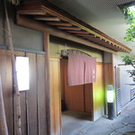 おりょうり京町 萬谷 - 良い雰囲気の入口です