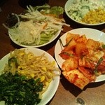 カルビ屋大福 - 食べ放題のナムル、キムチ、サラダ