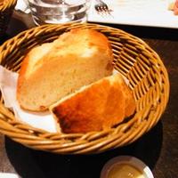 スペイン料理 La Cazuela 三ノ宮 ミント神戸店 - セットのパン