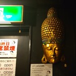 ラマイ - お店の前の「金色に怪しく輝く仏像」