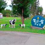 牛小屋のアイス - 道路から見える看板と牛のオブジェが目印。