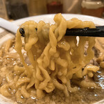 Mendokoro Soratei - 葉加瀬太郎もビビる平打ちソバージュ麺。
                        モチモチしてて、
                        背脂のスープをいい感じに持ち上げてくれる。