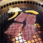 焼肉 やすもり - 上カルビを焼きます〜♪