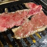 大阪焼肉・ホルモン ふたご - はみでるカルビを焼いてます