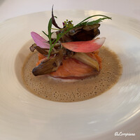 シェムラブルリス - スフレポワソンとサーモンマリネのセジールにクレームシャンピニオンのピュレに天然黒舞茸