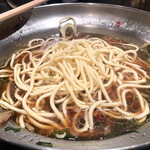 もつ鍋 やましょう - チャンポン麺 菜箸でほぐし終えた頃にはもう食べごろ