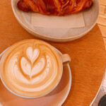 Cafe BOLT - ホットのカフェオレと、クロワッサン 950円