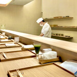 かんだ - 天井高く、明るくゆったりとした春日杉のカウンターは9席　