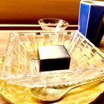 かんだ - 〆のデザートはコーヒー羊羹　パリのお店の時から変わらずのデザートとの事です。どうやって現地の方に羊羹を食べてもらうか、工夫の跡とおっしゃってました。