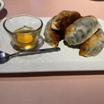 中国料理 旬輝 - 別注の餃子。海苔が入ってて一味変わってます