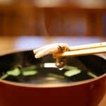 Kikukawa - しっかり味を感じるお吸い物。肝はエグみなくプリプリとコクを残す味わい。