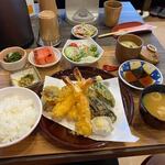 寿司海鮮和食処やますい - しばらく待つと注文した天ぷら定食１３８０円の出来上がりです。