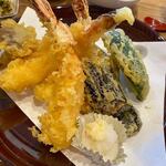寿司海鮮和食処やますい - メインの天ぷらはエビが３本、ピーマン、ナス、シイタケ、人参、カボチャの揚げたて天ぷらでした。
             
            天つゆは薄味の上品な味の天つゆでした。