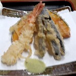 Daibonji - 揚げたてサクサクの天ぷらを茶塩でいただきます‥