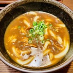 うどん処　麦一 - お出汁の風味よりカレー味が勝ってなかなかのピリピリ辛。お肉はそこそこの量が入ってる。ご飯があるので小盛で充分。