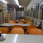 水産食堂 - 店内の様子、朝９時３０分でまだ店の中はガラガラでした。昼頃はお客さんも多いとの事