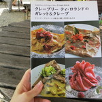 カフェ・ラ・ファミーユ - 本棚には料理関係の本がいっぱい