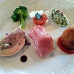 色とりどりの前菜の盛り合わせ