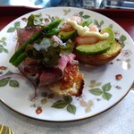 AQUA DINING CAFE 瓢黎 - タパス２種　ローストビーフとエビアボカド
