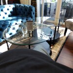 AQUA DINING CAFE 瓢黎 - 店内ソファー席　手前の黒いのは　隠しきれない私のお腹(笑)