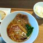 フレンチラーメンの店 MATOYA - 醤油らぁ麺とライス