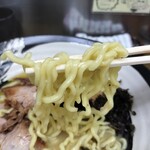 麺屋 よしすけ - スープをたっぷり持ち上げる麺