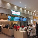 Krispy Kreme Doughnuts - イートインスペースは満席風味