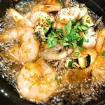 虾子和蘑菇的大蒜橄榄油风味锅
